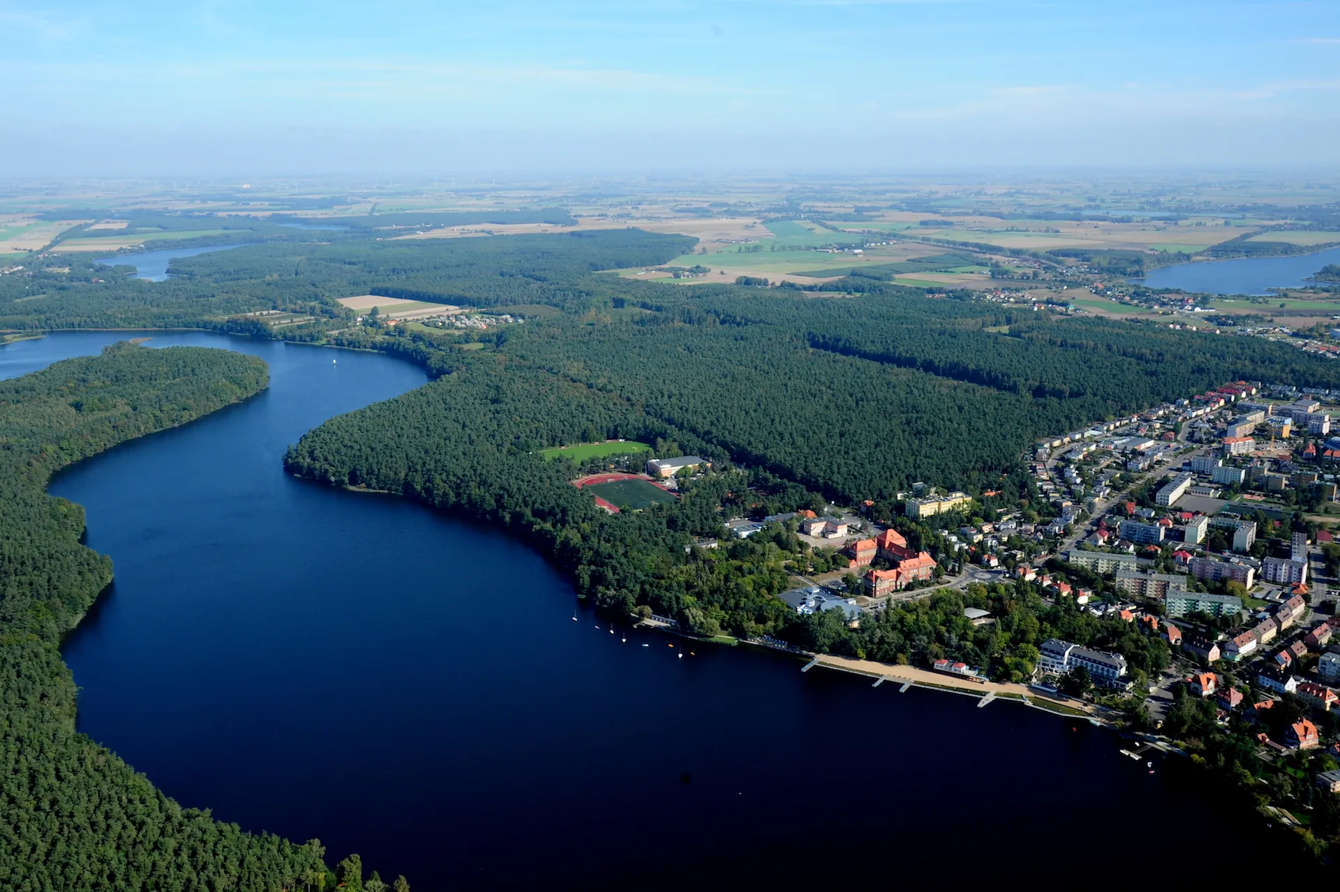 Półwysep z ośrodkiem Łodzianka wśród lasu nad Jeziorem Durowskim, widok z lotu ptaka