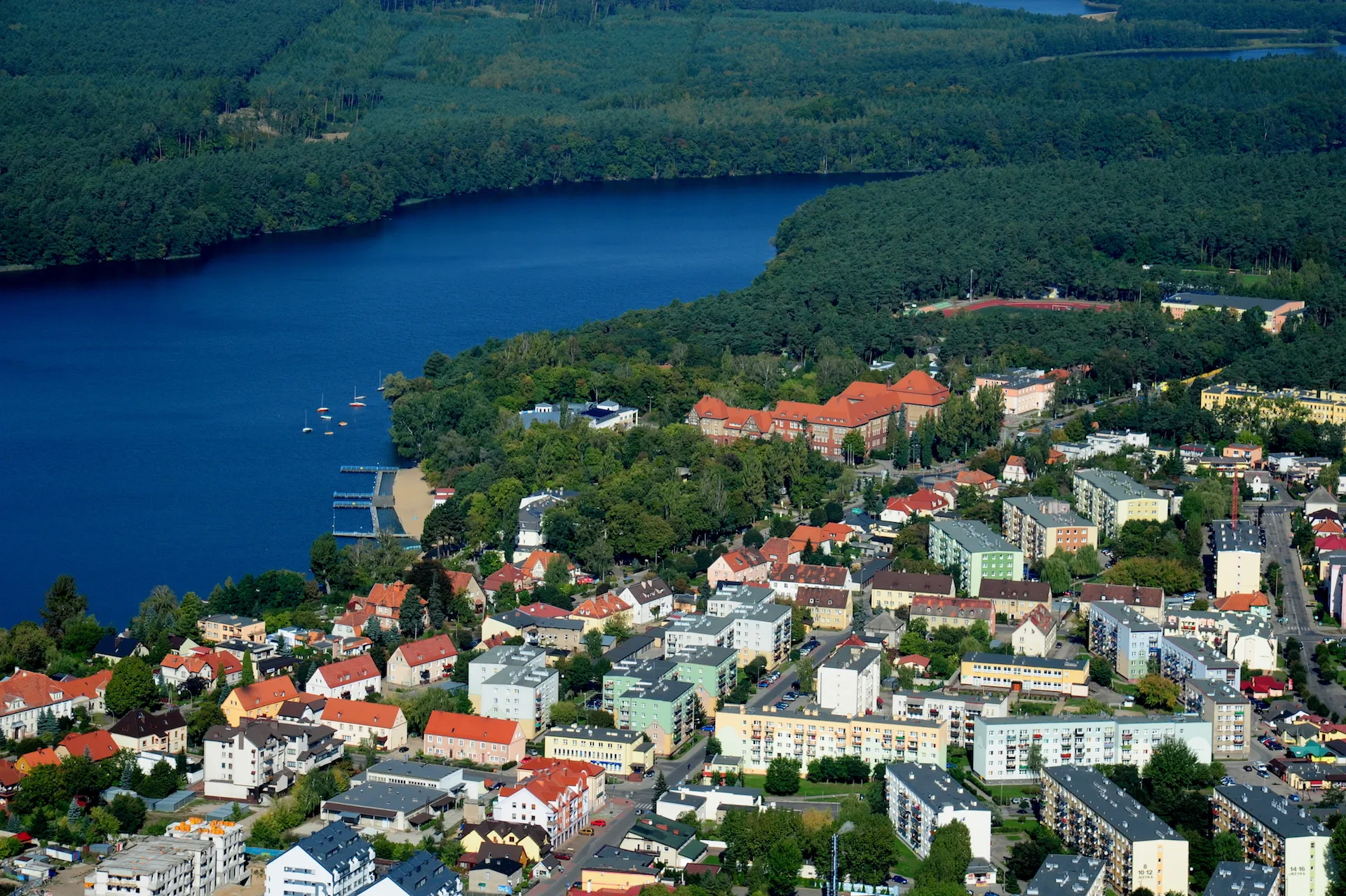 Wągrowiec i Jezioro Durowskie z lasem na brzegu, widok z lotu ptaka