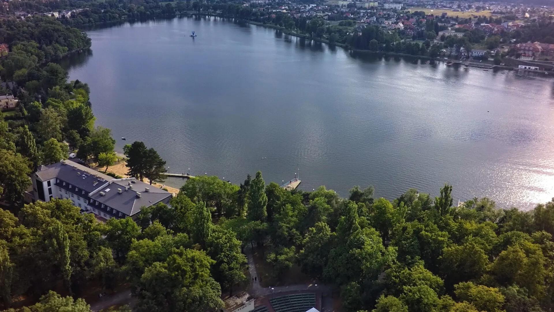 Jezioro Durowskie i zabudowania ośrodka Łodzianka wśród drzew, widok z lotu ptaka