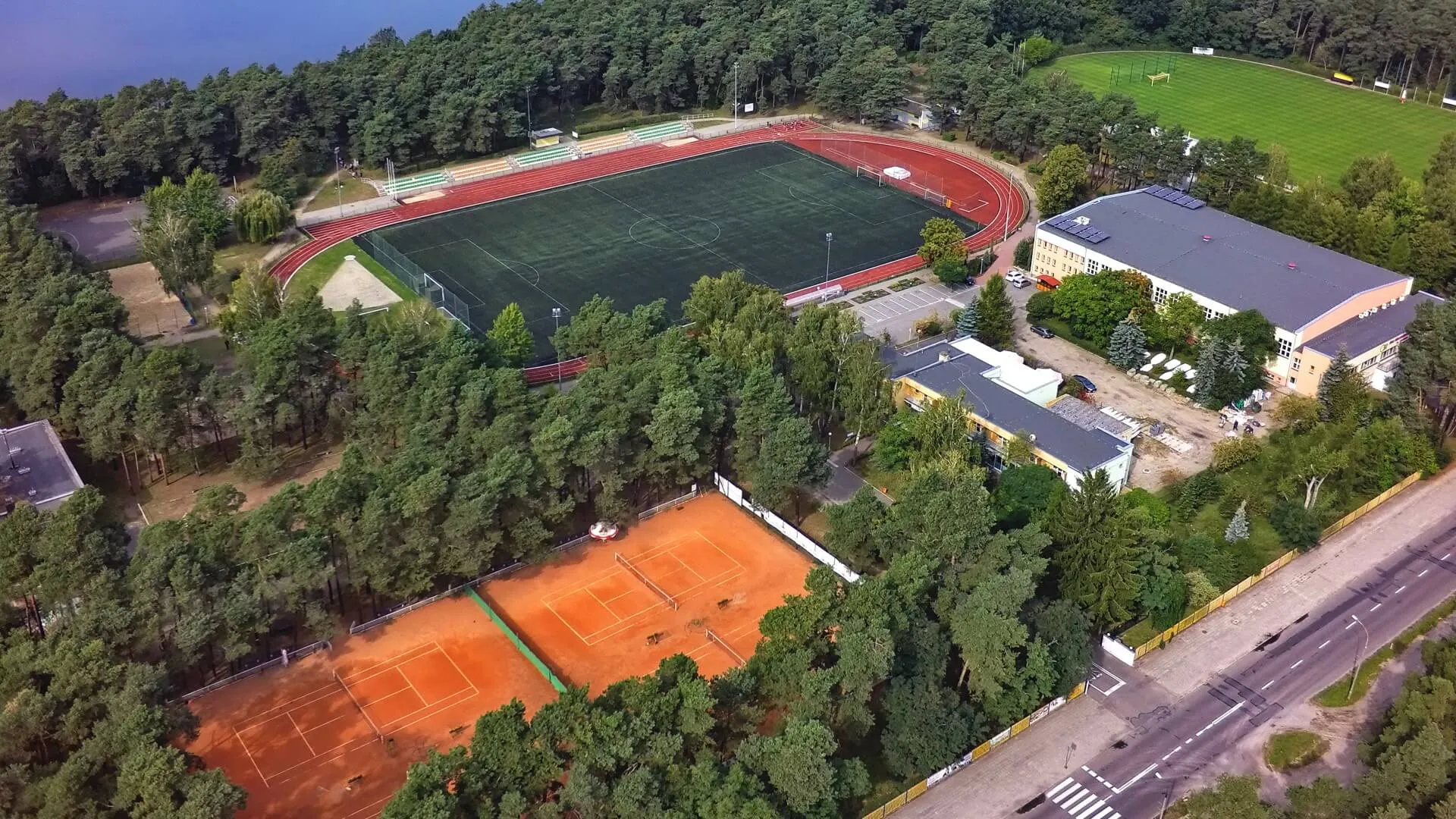 Stadion lekkoatletyczny i korty tenisowe OSiR Wągrowiec obok ośrodka, widok z lotu ptaka