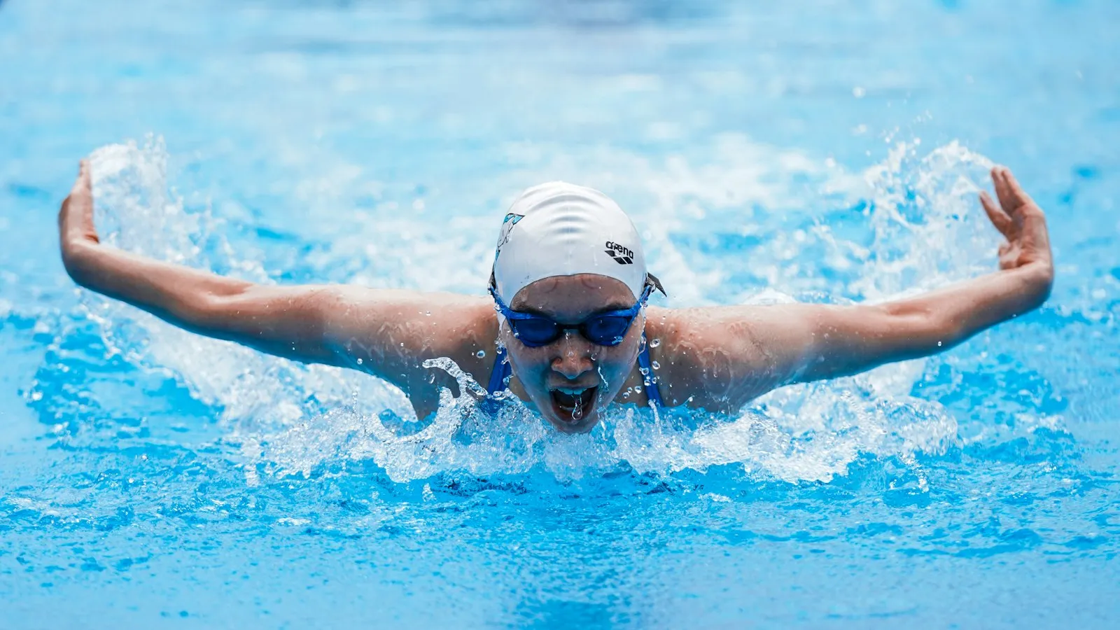 Pływak w goglach w basenie sportowym