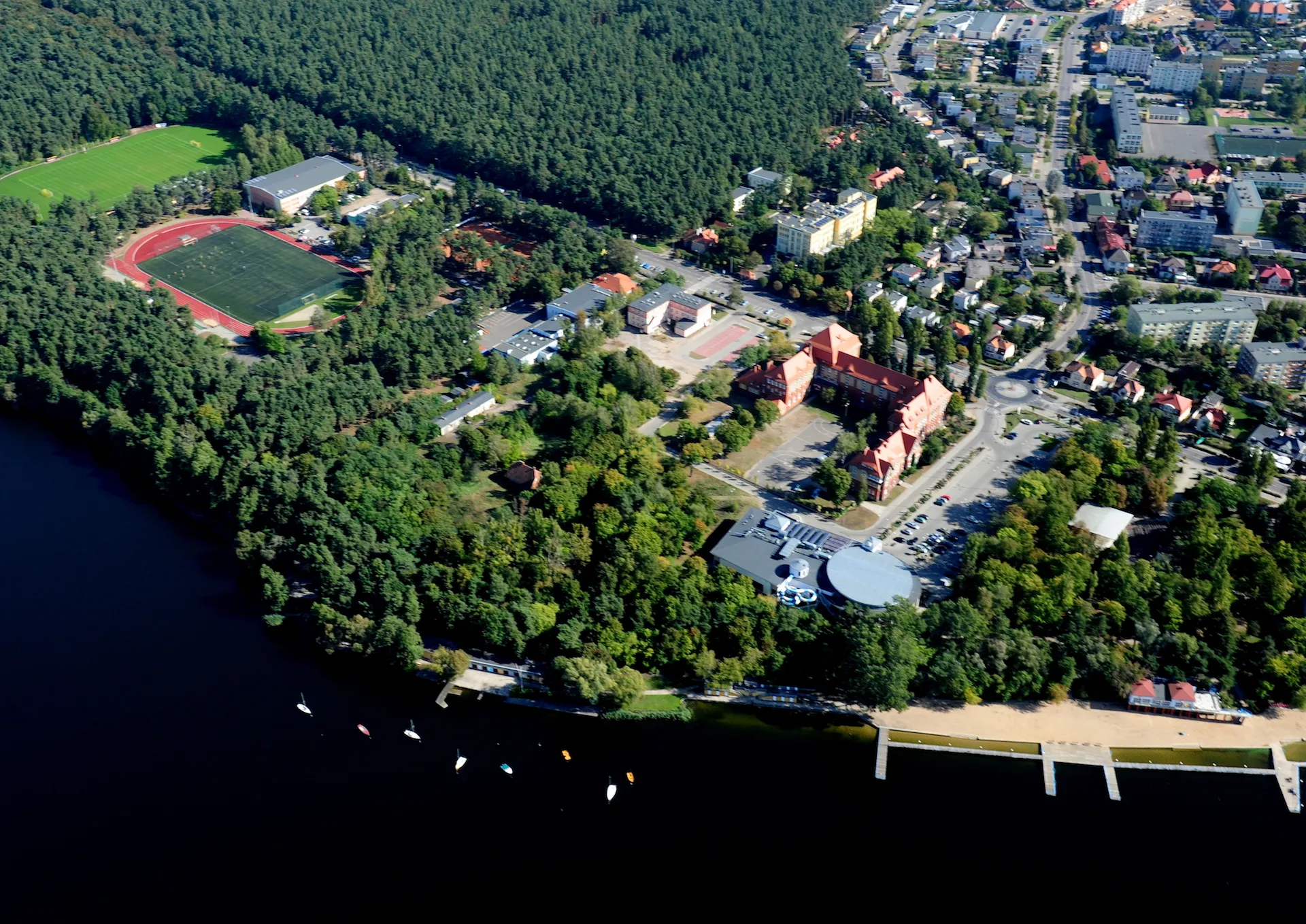 Stadion OSiR, przystań i zabudowa Wągrowca nad Jeziorem Durowskim, widok z lotu ptaka