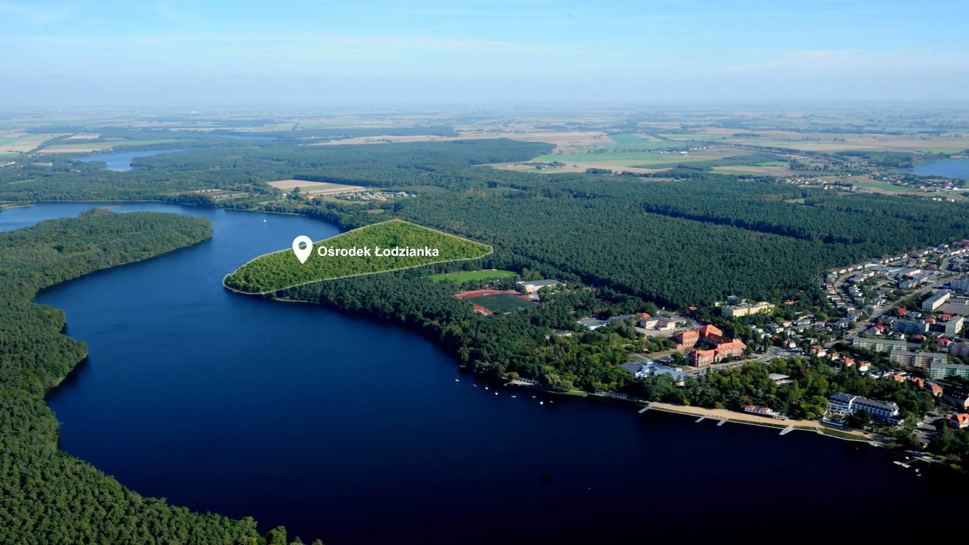 Ośrodek Łodzianka na półwyspie wśród lasu nad Jeziorem Durowskim, widok z lotu ptaka