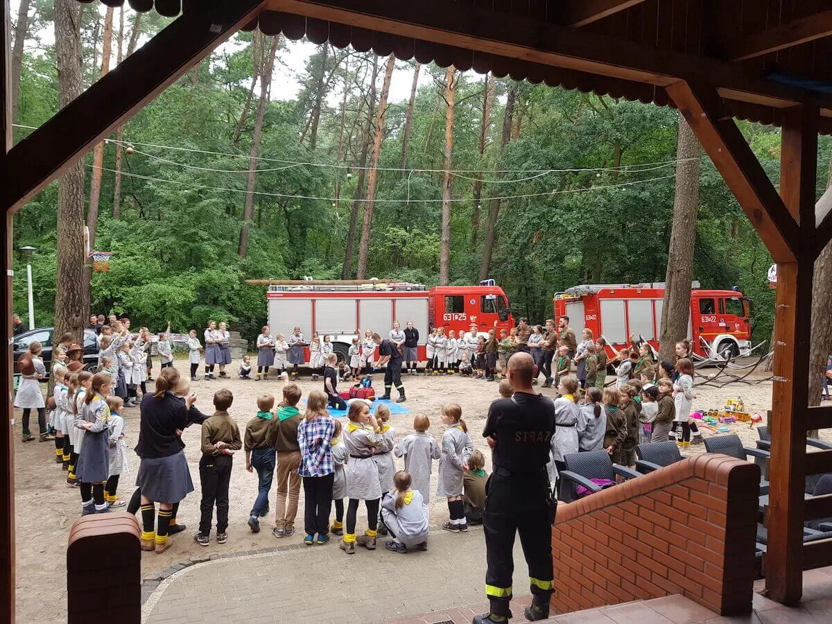Pokaz straży pożarnej dla dzieci na terenie ośrodka